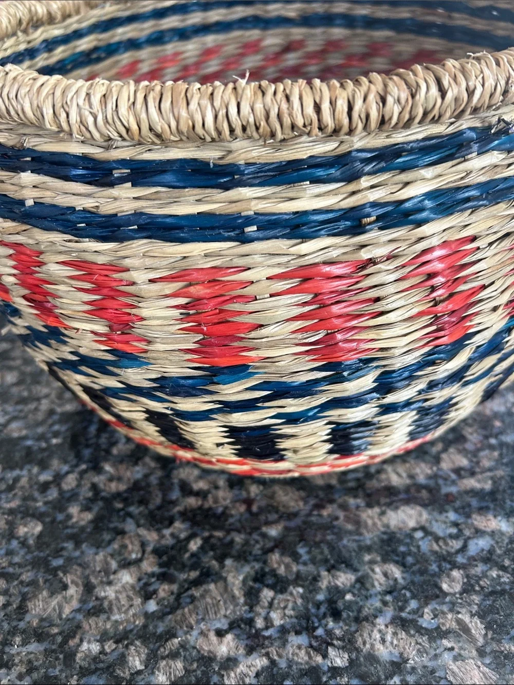 ASHLAND HANDWOVEN MULTICOLOR ROUND SEAGRASS BASKET NWT